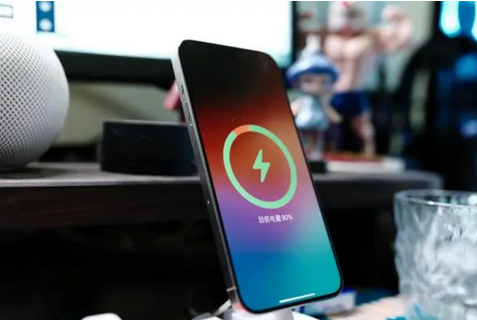 南溪苹果15换屏服务分享用什么充电器给iPhone15充电更好 